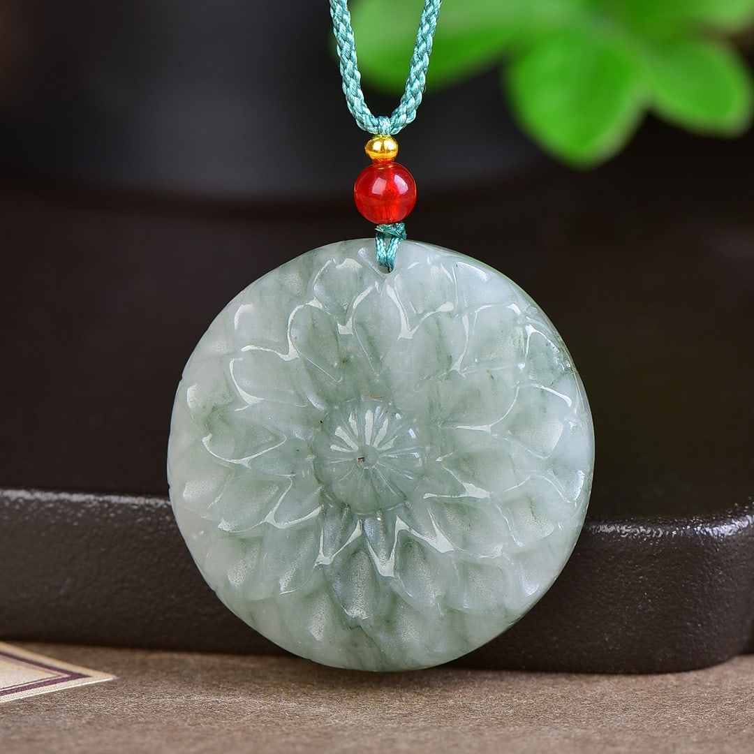 An Exquisite Jadeite Flower Pattern Pendant - 2