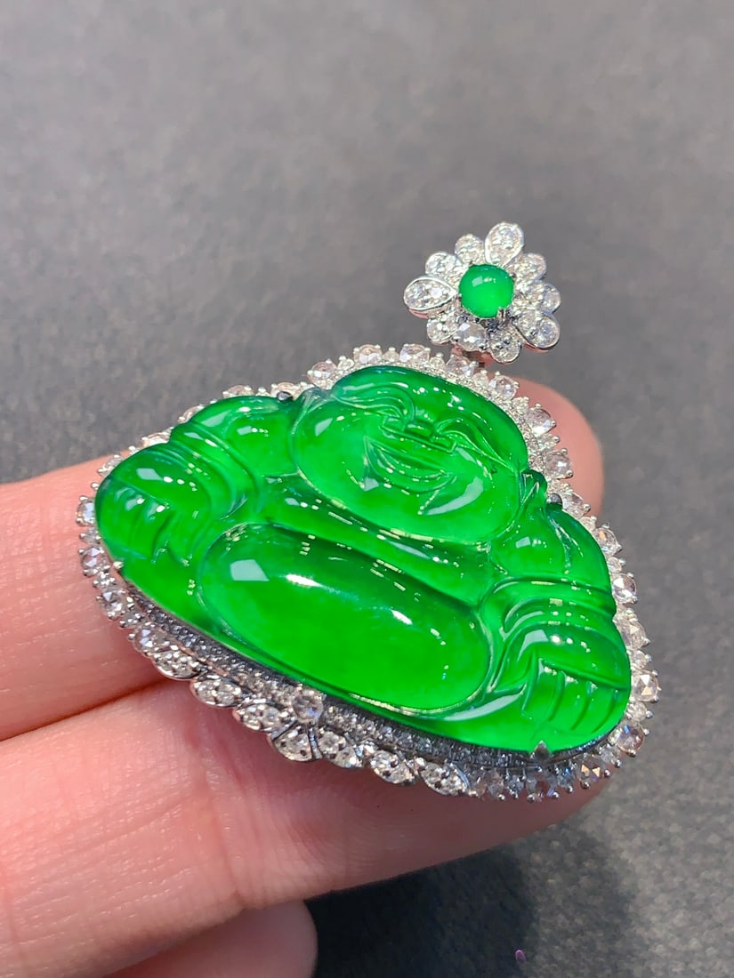 An Exquisite 18k Gold Diamond Inlaid Jadeite Pendant: An Exquisite 18k Gold Diamond Inlaid Jadeite Pendant,Size(Loose Stone):17.5mmx28.2mmx3mm 18k金钻镶嵌翡翠吊坠