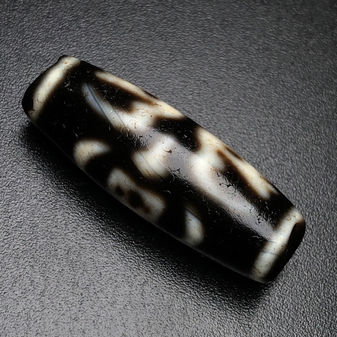An Exquisite Dzi Bead Pendant: An Exquisite Dzi Bead Pendant,Size:35mmx12mm,Weight:7.2g 天珠挂件