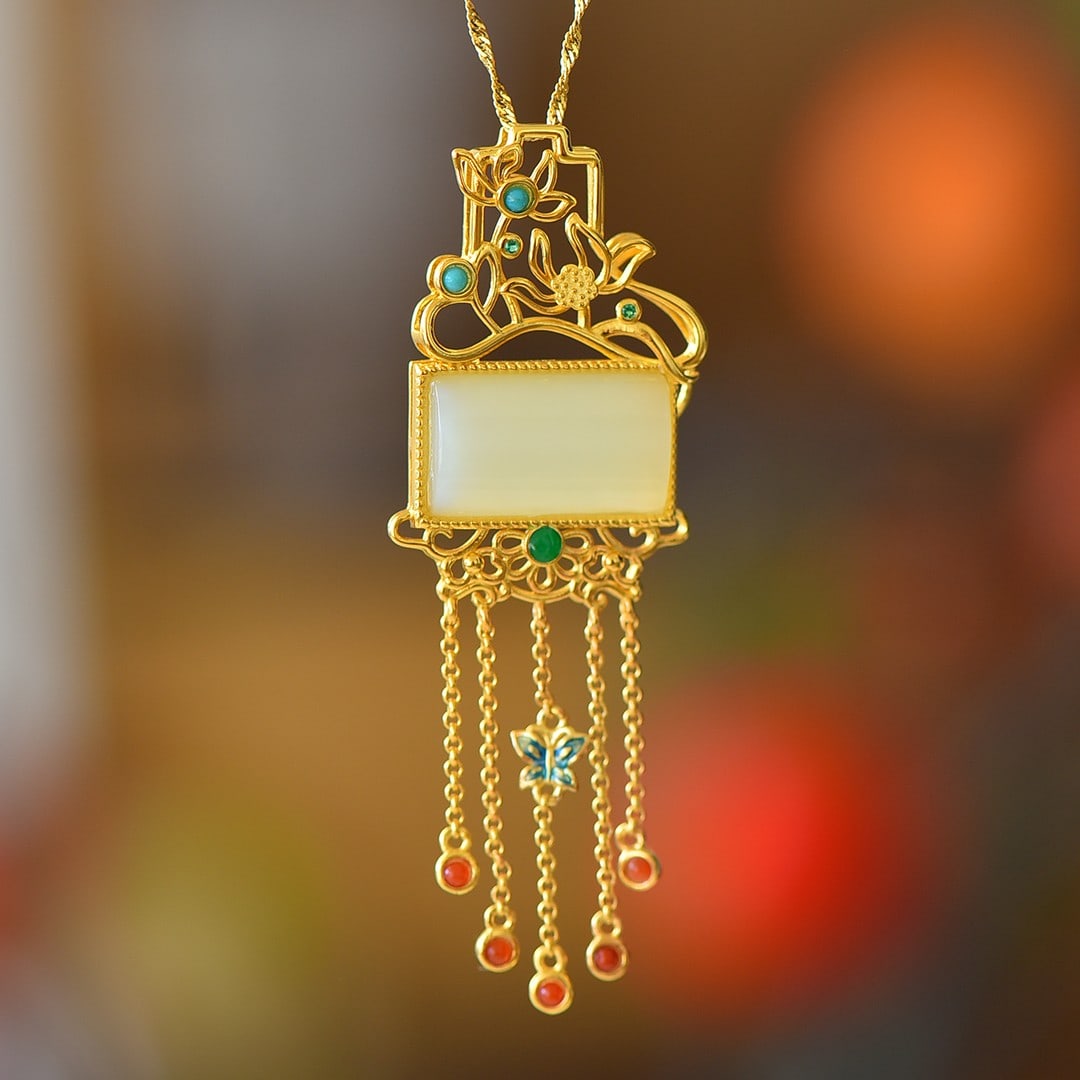 An Exquisite Sterling Silver-Gold Plated Inlaid White Jade Pendant: An Exquisite Sterling Silver-Gold Plated Inlaid White Jade Pendant,Size:11mmx19mm 纯银镀金镶白玉吊坠