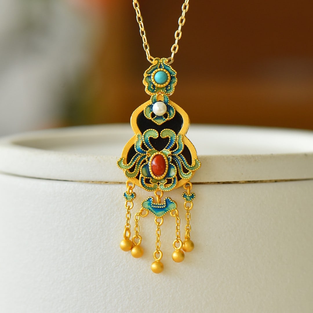 An Exquisite Sterling Silver-Gold Plated Inlaid Black Jade Pendant: An Exquisite Sterling Silver-Gold Plated Inlaid Black Jade Pendant 纯银镀金镶黑玉吊坠