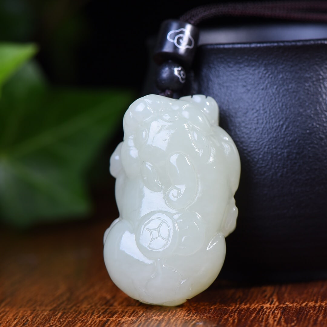 An Exquisite White Jade Wealth-Attracting Creature Pendant: An Exquisite White Jade Wealth-Attracting Creature Pendant,Size:43mmx25mm 白玉貔貅挂件