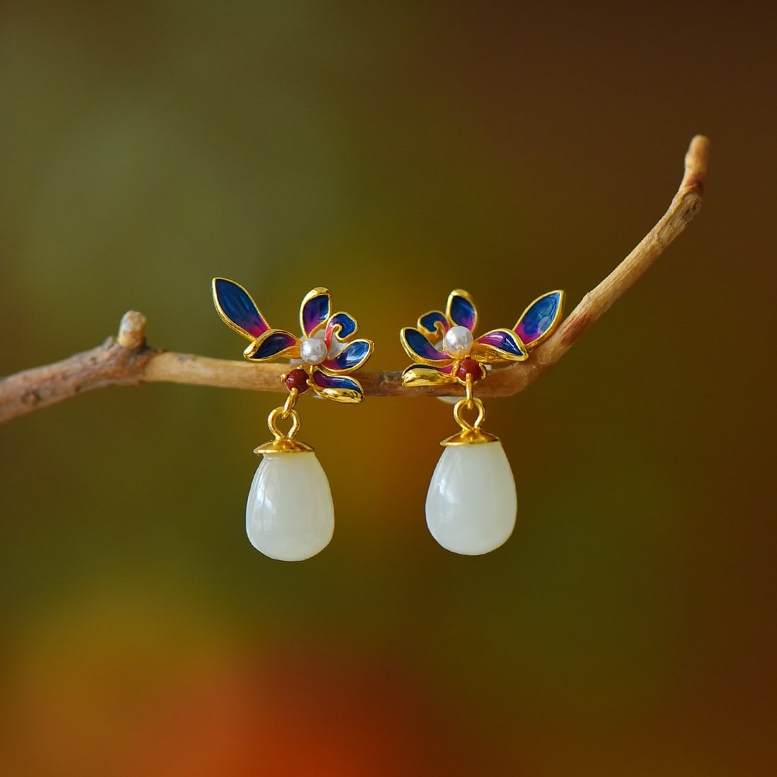 A Pair of Exquisite Sterling Silver Inlaid White Jade Flower Pattern Earrings: A Pair of Exquisite Sterling Silver Inlaid White Jade Flower Pattern Earrings,Size:7mmx10mm 一对纯银镶白玉花卉纹耳环