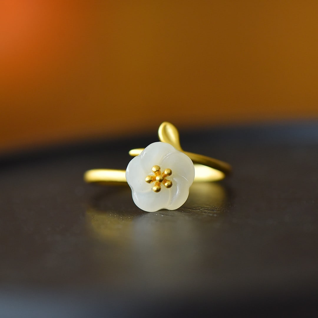 An Exquisite Sterling Silver-Gold Plated Inlaid White Jade Ring: An Exquisite Sterling Silver-Gold Plated Inlaid White Jade Ring,Size:10mmx10mm 纯银镀金镶白玉戒指