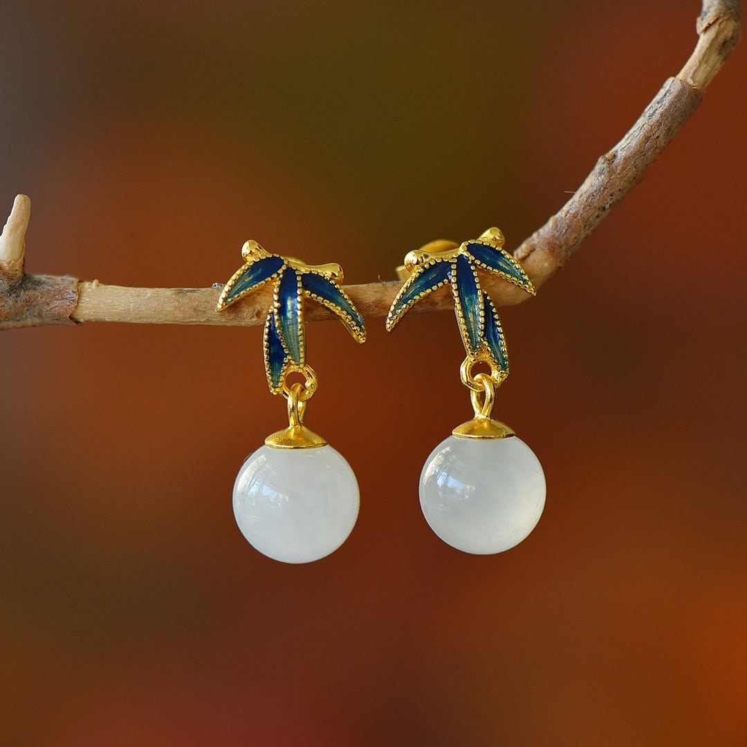 A Pair of Exquisite Sterling Silver-Gold Plated Inlaid White Jade Earrings: A Pair of Exquisite Sterling Silver-Gold Plated Inlaid White Jade Earrings,Size:8mmx8mm 一对纯银镀金镶白玉耳环