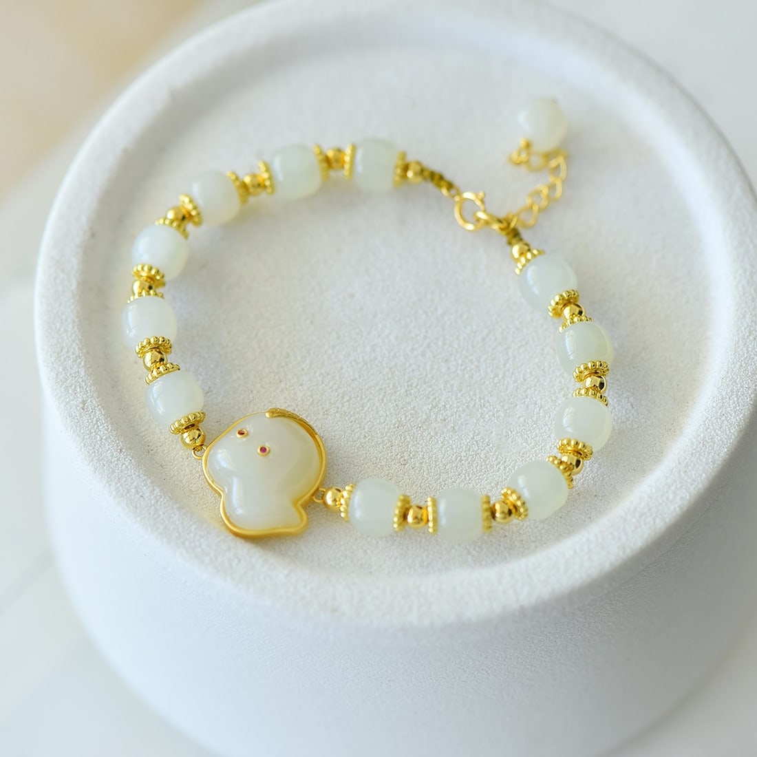 An Exquisite Sterling Silver-Gold Plated Inlaid White Jade Bracelet: An Exquisite Sterling Silver-Gold Plated Inlaid White Jade Bracelet,Size:13mmx15mm 纯银镀金镶白玉手链
