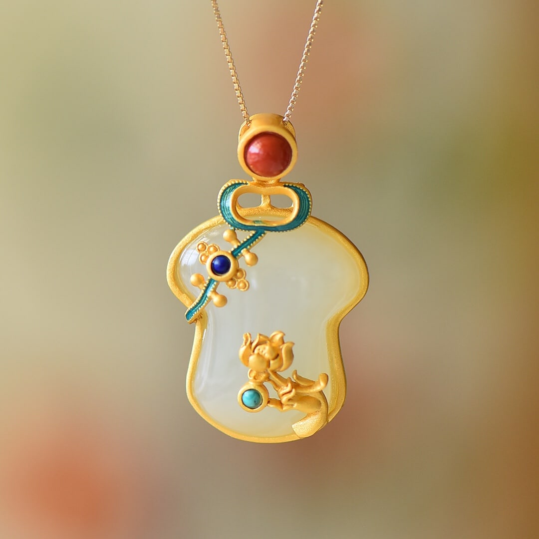 An Exquisite Sterling Silver-Gold Plated Inlaid White Jade Pendant: An Exquisite Sterling Silver-Gold Plated Inlaid White Jade Pendant,Size:15mmx24mm 纯银镀金镶白玉吊坠