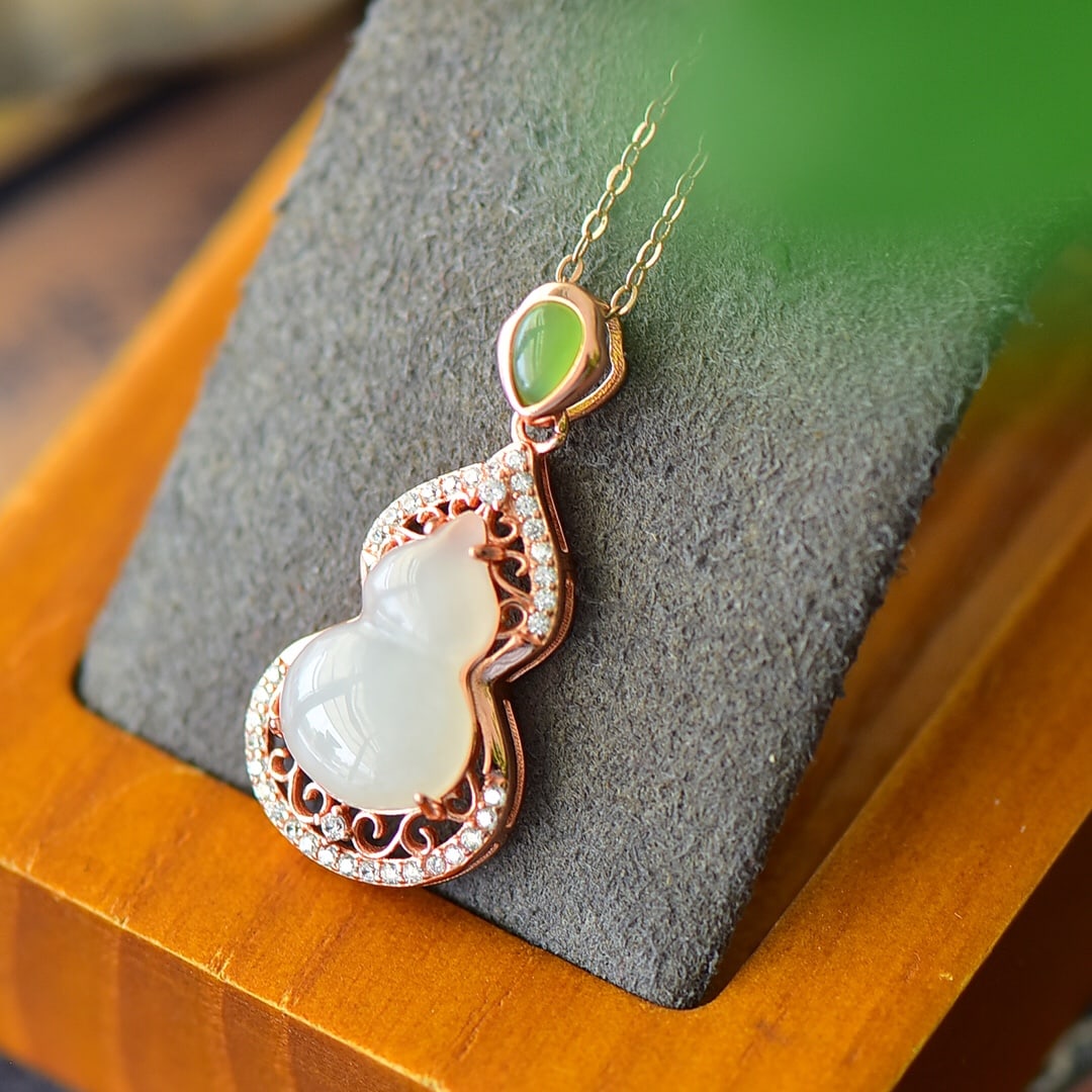 An Exquisite Sterling Silver Inlaid White Jade Necklace,Inlaid Diamond: An Exquisite Sterling Silver Inlaid White Jade Necklace,Inlaid Diamond,Size:14mmx30mm 纯银镶白玉项链,嵌钻石