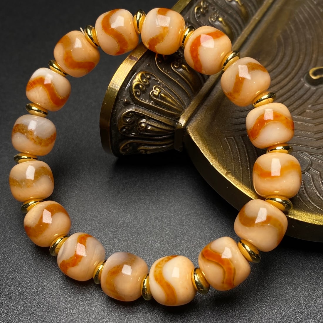 An Exquisite Dzi Bead Bracelet: An Exquisite Dzi Bead Bracelet,Size:10mmx9mm*16 天珠手串