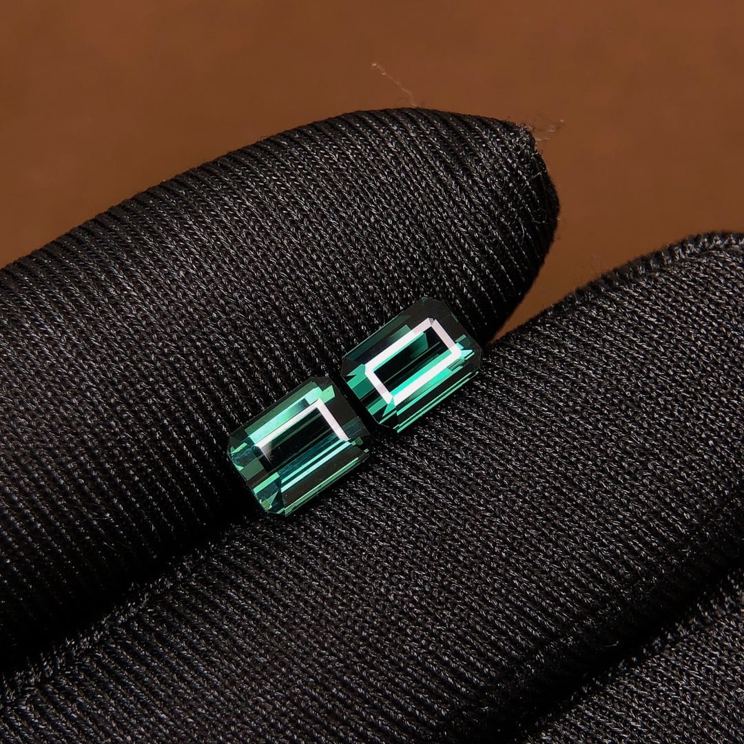 A Pair of 2.5Ctw Natural Tourmaline Earrings: A Pair of 2.5Ctw Natural Tourmaline Earrings,Size:6.8mmx5.2mmx3.7mm 一对2.5Ctw天然碧玺耳钉