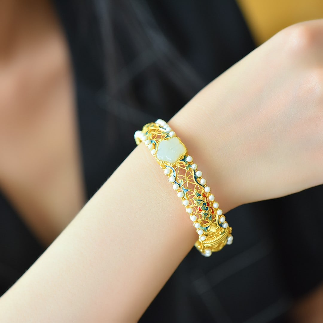 An Exquisite Sterling Silver-Gold Plated Inlaid White Jade? Bracelet,Inlaid Pearl: An Exquisite Sterling Silver-Gold Plated Inlaid White Jade手 Bracelet,Inlaid Pearl 纯银镀金镶白玉手手镯,嵌珍珠