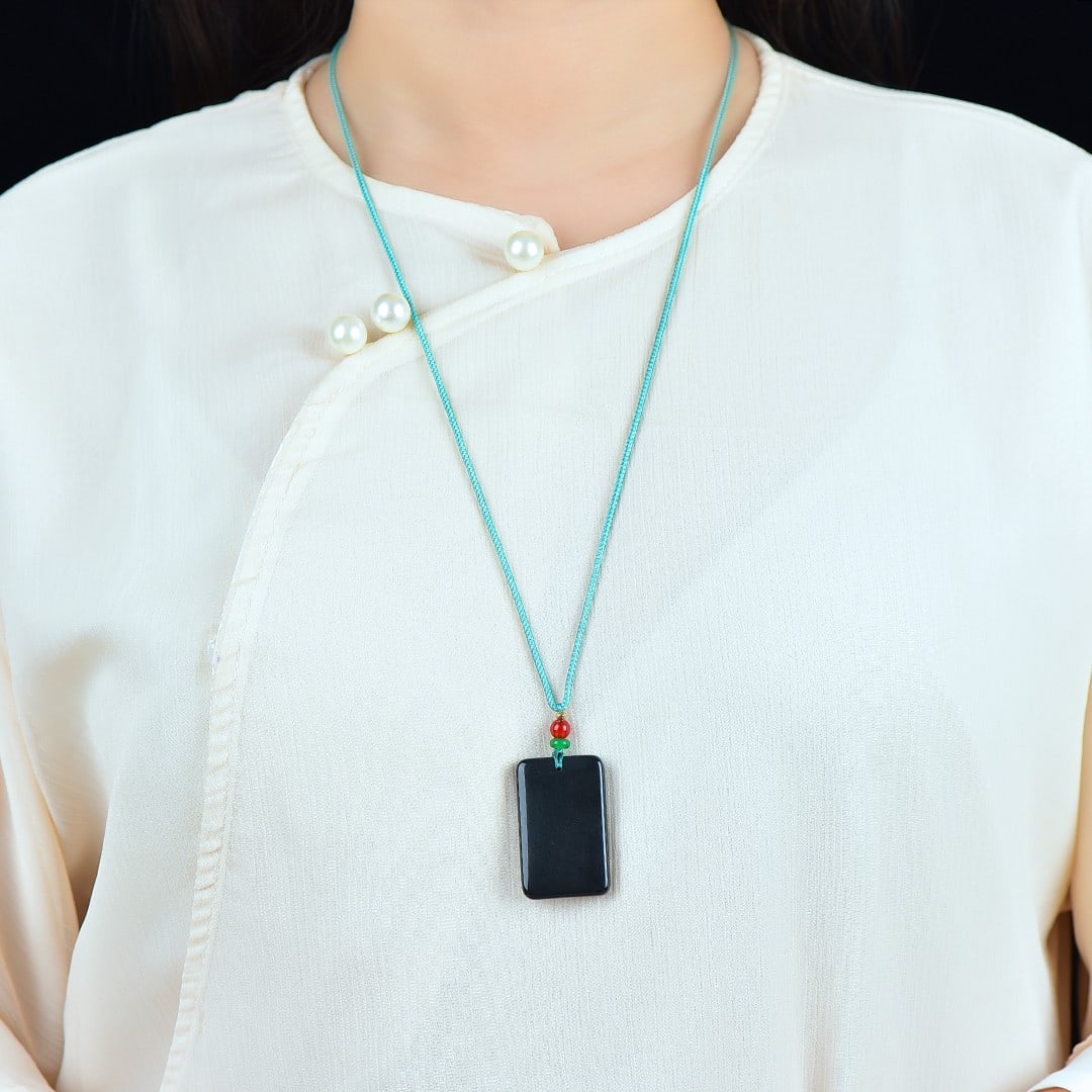 An Exquisite Black and White Jade Pendant: An Exquisite Black and White Jade Pendant,Size:25mmx40mm 黑玉挂件