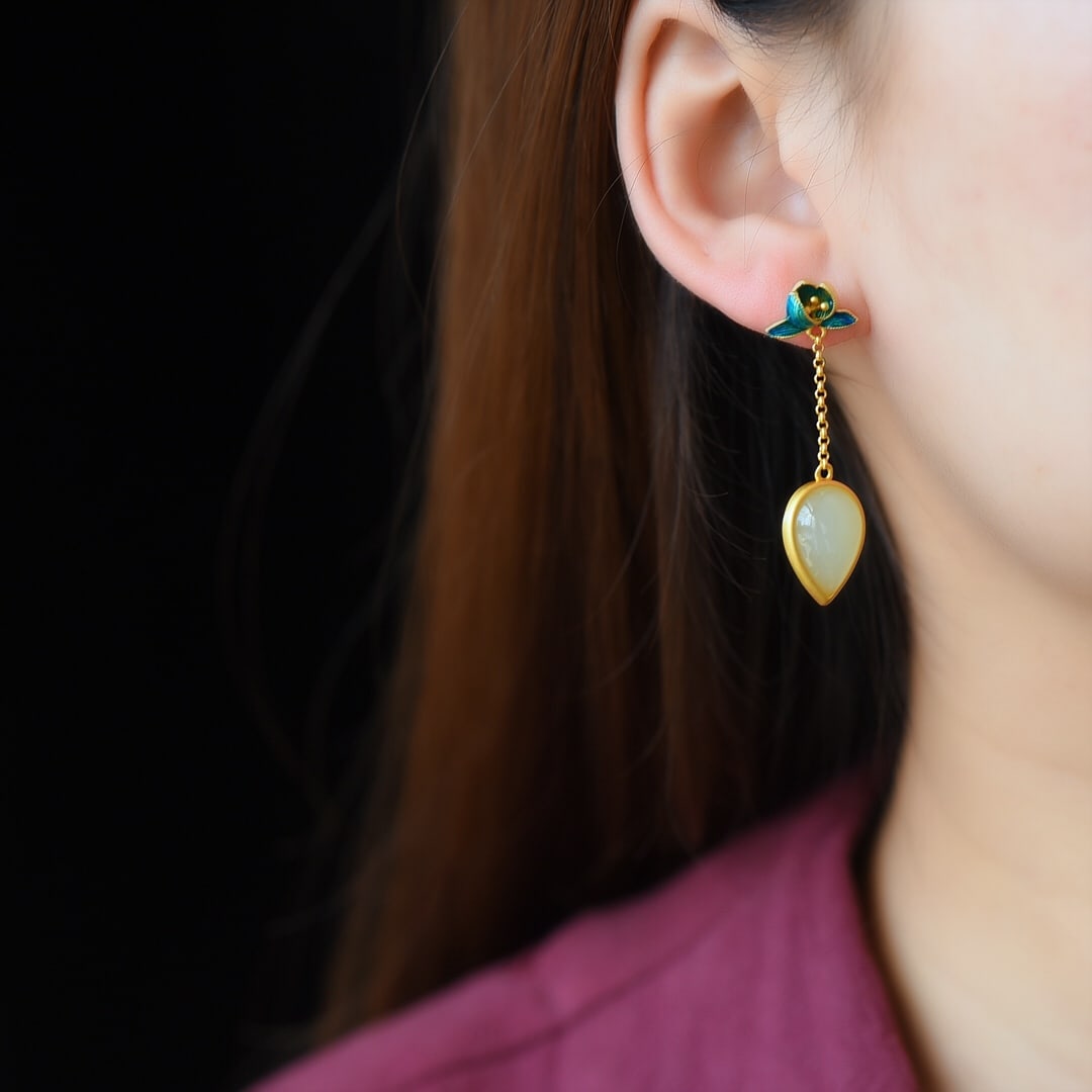 A Pair of Exquisite Sterling Silver-Gold Plated Inlaid White Jade Enamel Earrings: A Pair of Exquisite Sterling Silver-Gold Plated Inlaid White Jade Enamel Earrings,Size:10mmx14mm