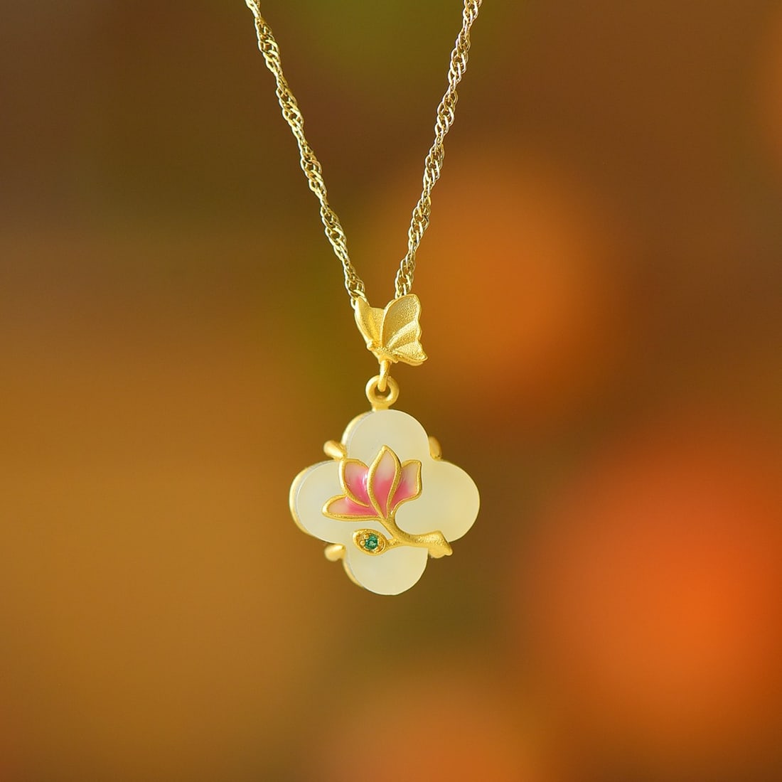 An Exquisite Sterling Silver Inlaid White Jade Flower Pattern Necklace: An Exquisite Sterling Silver Inlaid White Jade Flower Pattern Necklace,Size:14mmx14mm 纯银镶白玉花卉纹项链