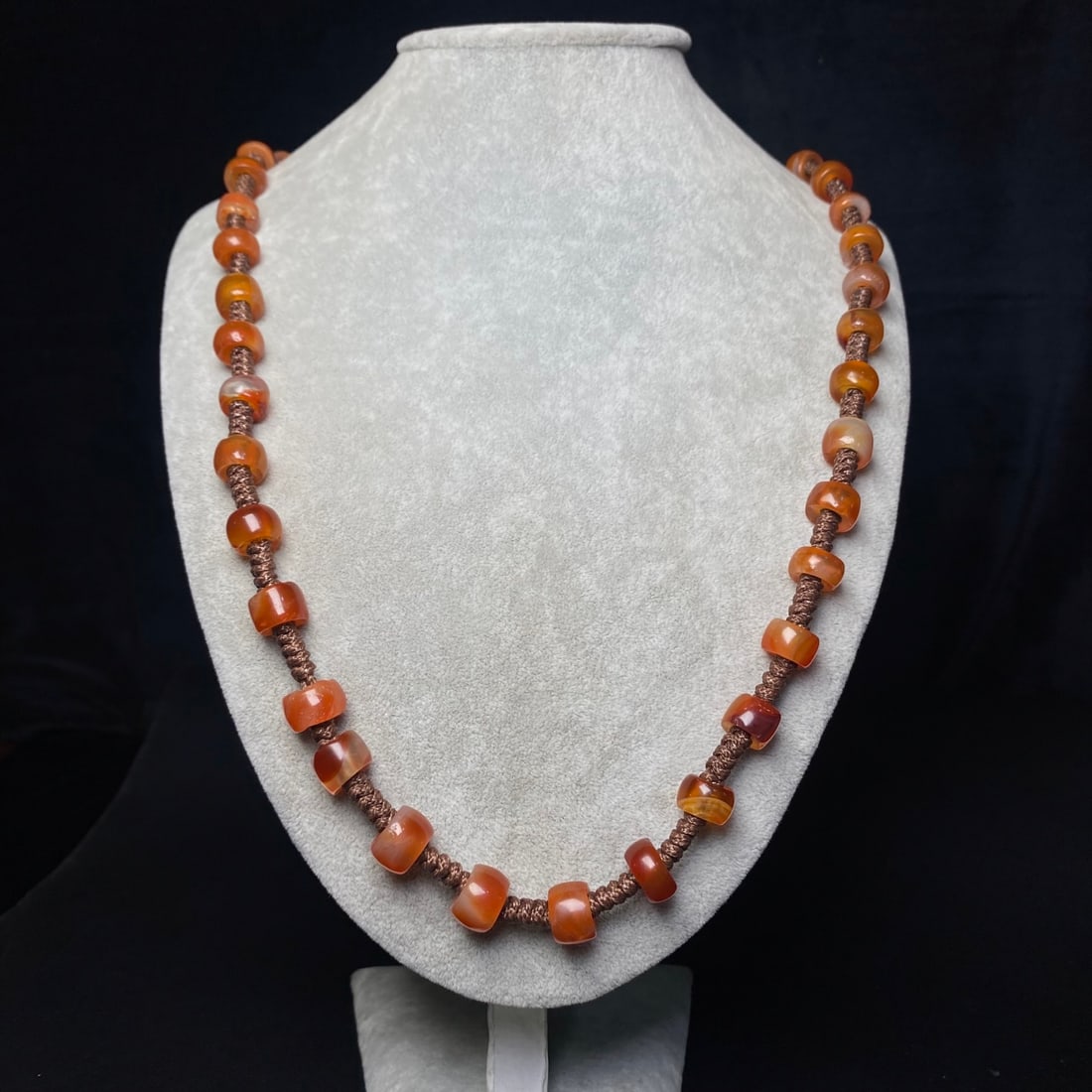 A Precious Agate Necklace - 8