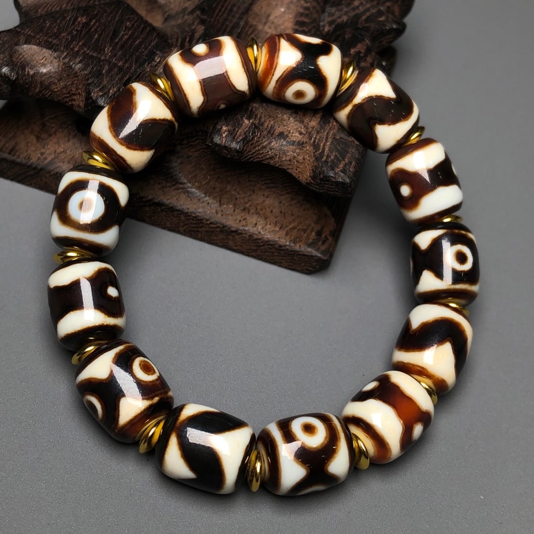 A Precious Dzi Bead Bracelets: A Precious Dzi Bead Bracelets,Size:13mmx11mm 天珠手串