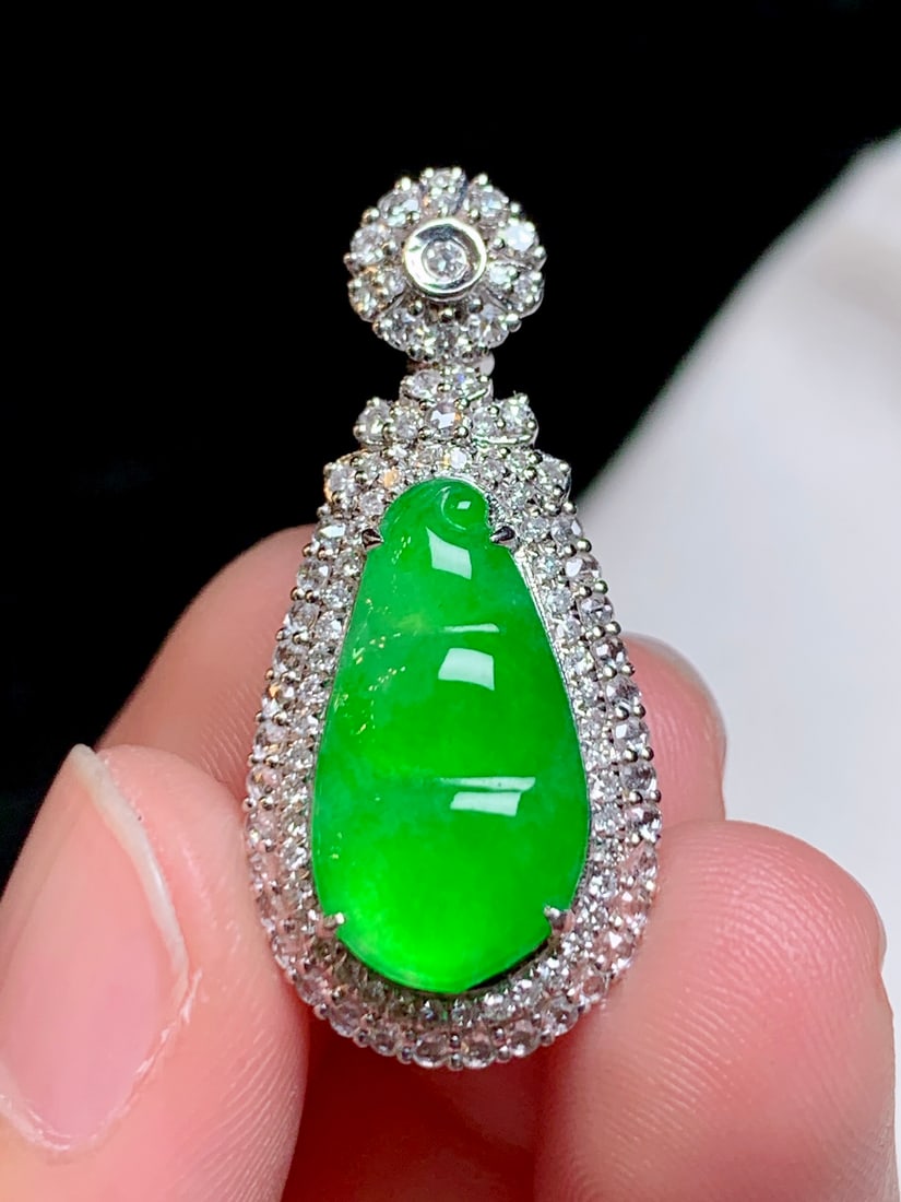 An Exquisite 18k Gold Diamond Inlaid Jadeite Pendant: An Exquisite 18k Gold Diamond Inlaid Jadeite Pendant,Size(Loose Stone):16mmx8.5mm 18k金钻镶嵌翡翠吊坠