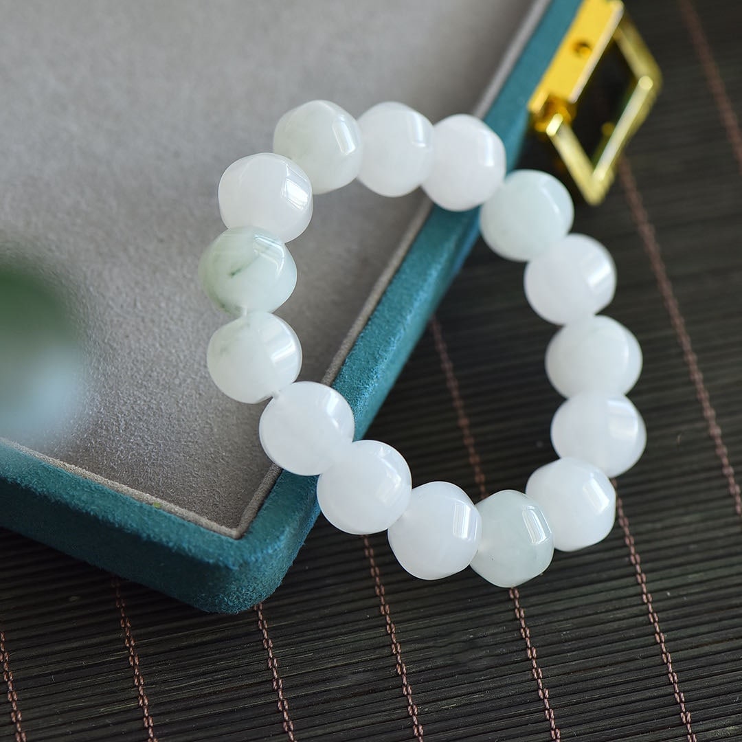 An Exquisite White Jade Bracelet: An Exquisite White Jade Bracelet 白玉手串