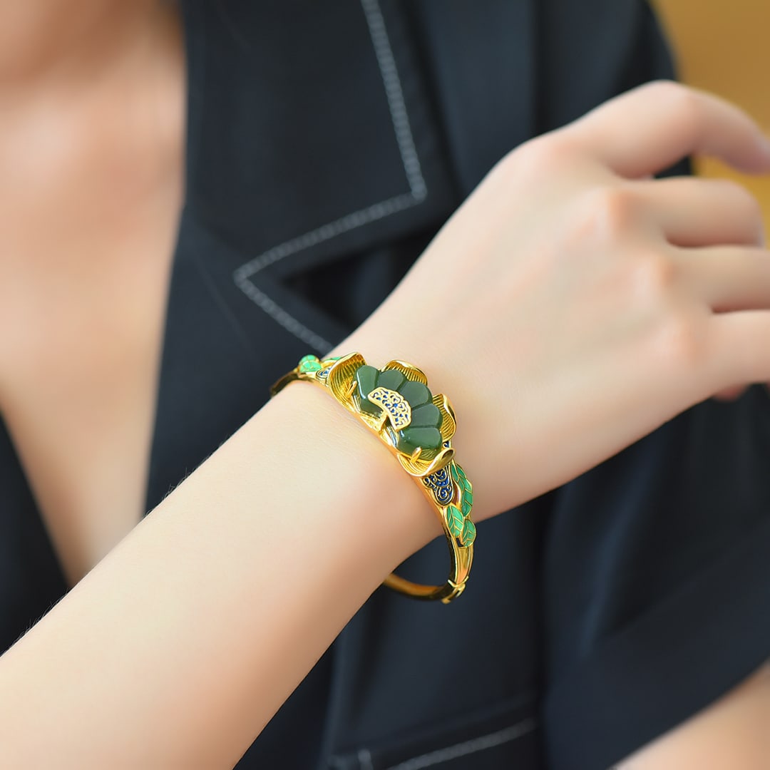 An Exquisite Sterling Silver-Gold Plated Inlaid Jasper Enamel· Bracelet: An Exquisite Sterling Silver-Gold Plated Inlaid Jasper Enamel· Bracelet,Size:15mmx28mm 纯银镀金镶碧玉珐琅·手镯