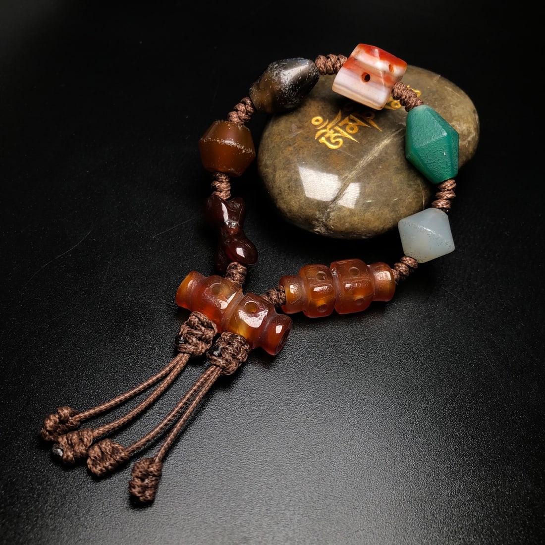 An Exquisite Agate Bracelet: An Exquisite Agate Bracelet,Size:28mmx11mm 玛瑙手串