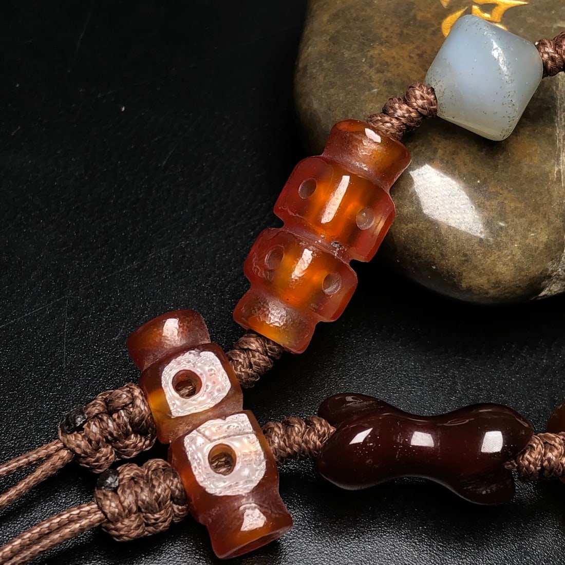 An Exquisite Agate Bracelet - 8
