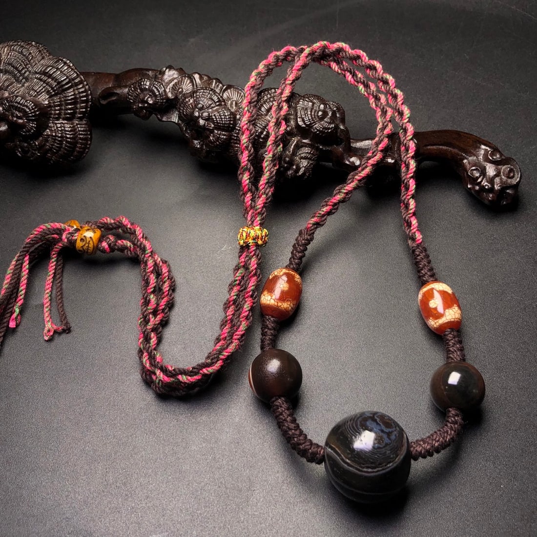 An Exquisite Agate Inlaid Dzi Bead Pendant: An Exquisite Agate Inlaid Dzi Bead Pendant,Size:(Agate)24mm,(Dzi Bead)16mmx12mm,(Tiger's Eye)15mm 玛瑙配天珠挂件