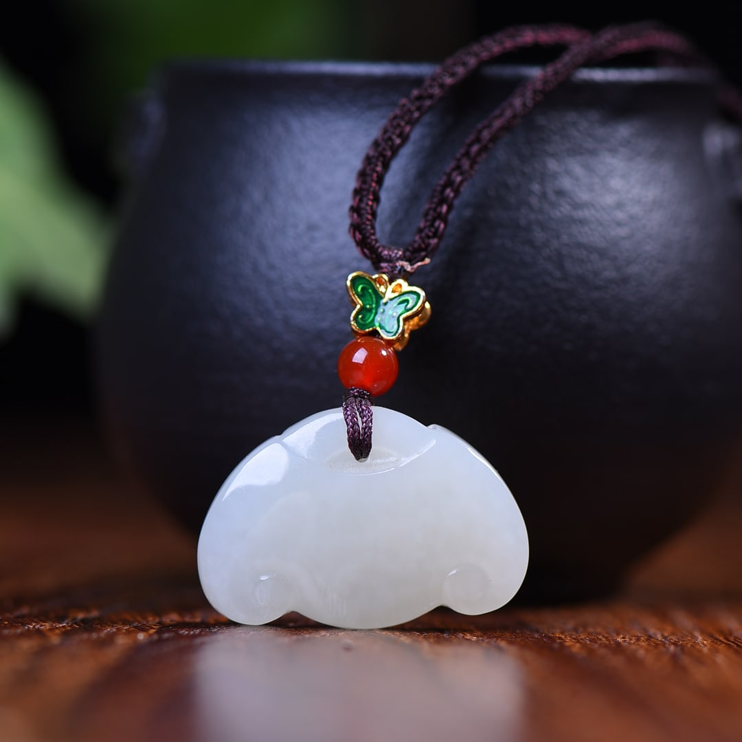 An Exquisite White Jade Pendant: An Exquisite White Jade Pendant,Size:29mmx20mm 白玉挂件