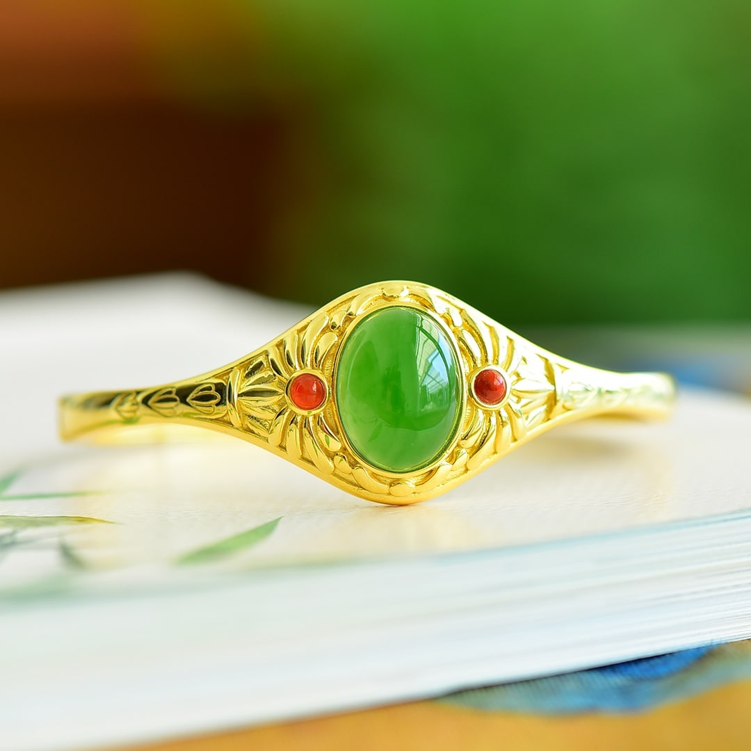 An Exquisite Sterling Silver-Gold Plated Inlaid Jasper Bracelet: An Exquisite Sterling Silver-Gold Plated Inlaid Jasper Bracelet,Size:12mmx16mm 纯银镀金镶碧玉手镯