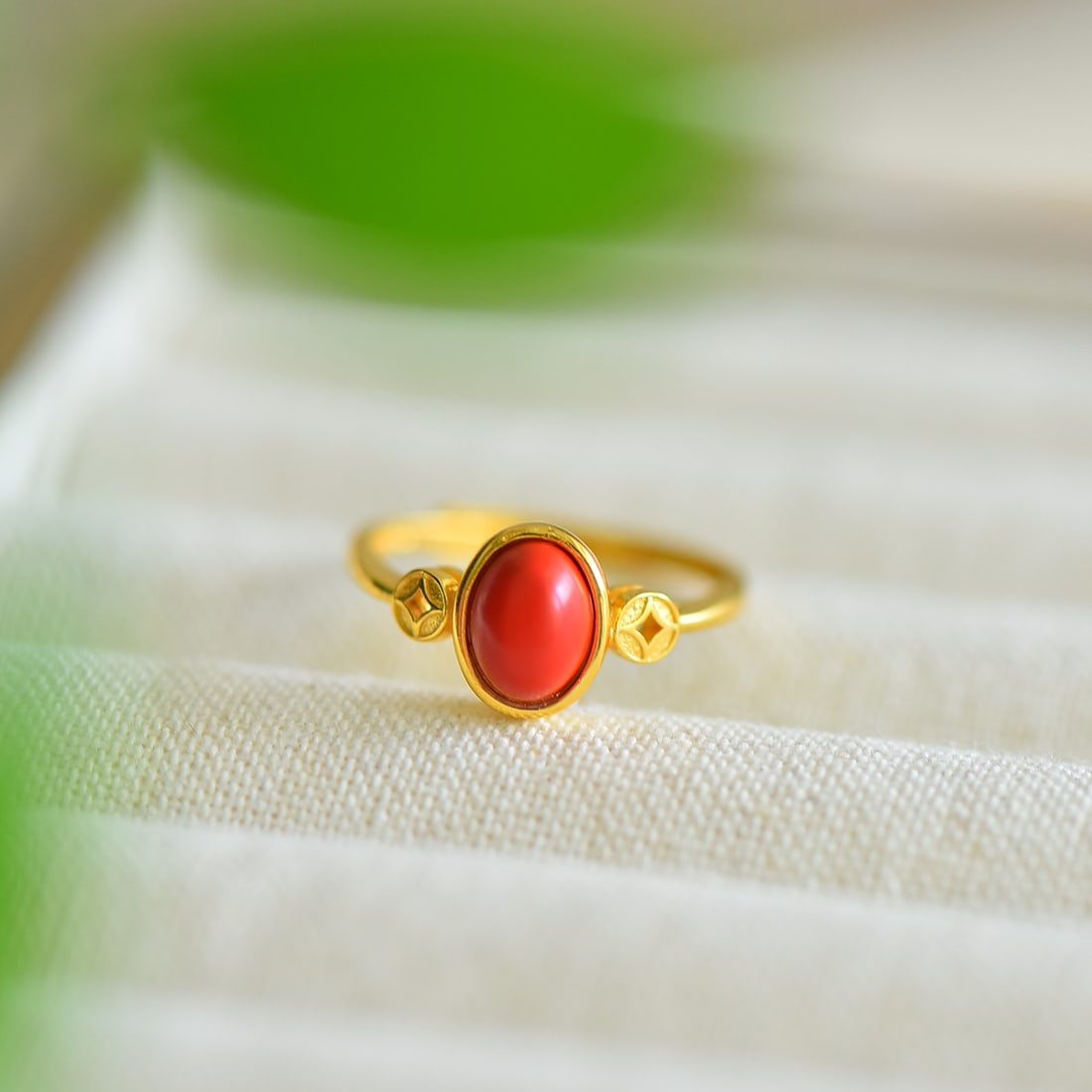 An Exquisite Sterling Silver-Gold Plated Inlaid Cinnabar Ring: An Exquisite Sterling Silver-Gold Plated Inlaid Cinnabar Ring,Size:6mmx8mm 寓意:招财进宝 纯银镀金镶朱砂戒指