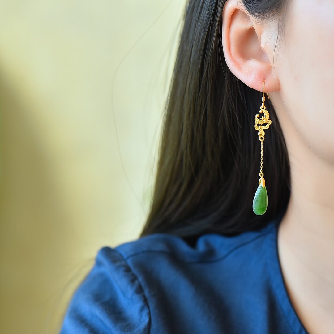 A Pair of Exquisite Sterling Silver-Gold Plated Inlaid Jasper Earrings: A Pair of Exquisite Sterling Silver-Gold Plated Inlaid Jasper Earrings,Size:8mmx18mm 一对纯银镀金镶碧玉耳环
