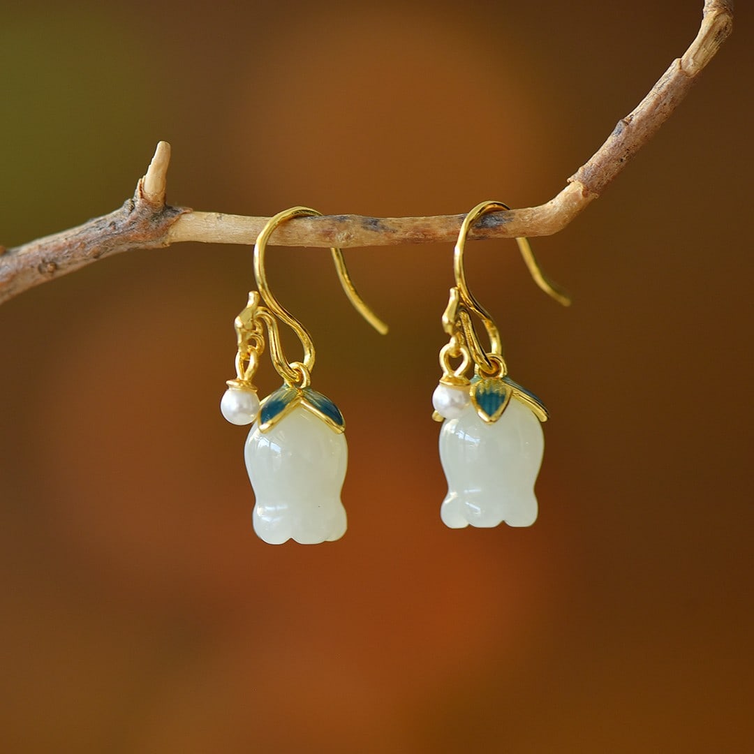 A Pair of Exquisite Sterling Silver-Gold Plated Inlaid White Jade Earrings: A Pair of Exquisite Sterling Silver-Gold Plated Inlaid White Jade Earrings,Size:9mmx11mm 一对纯银镀金镶白玉耳环