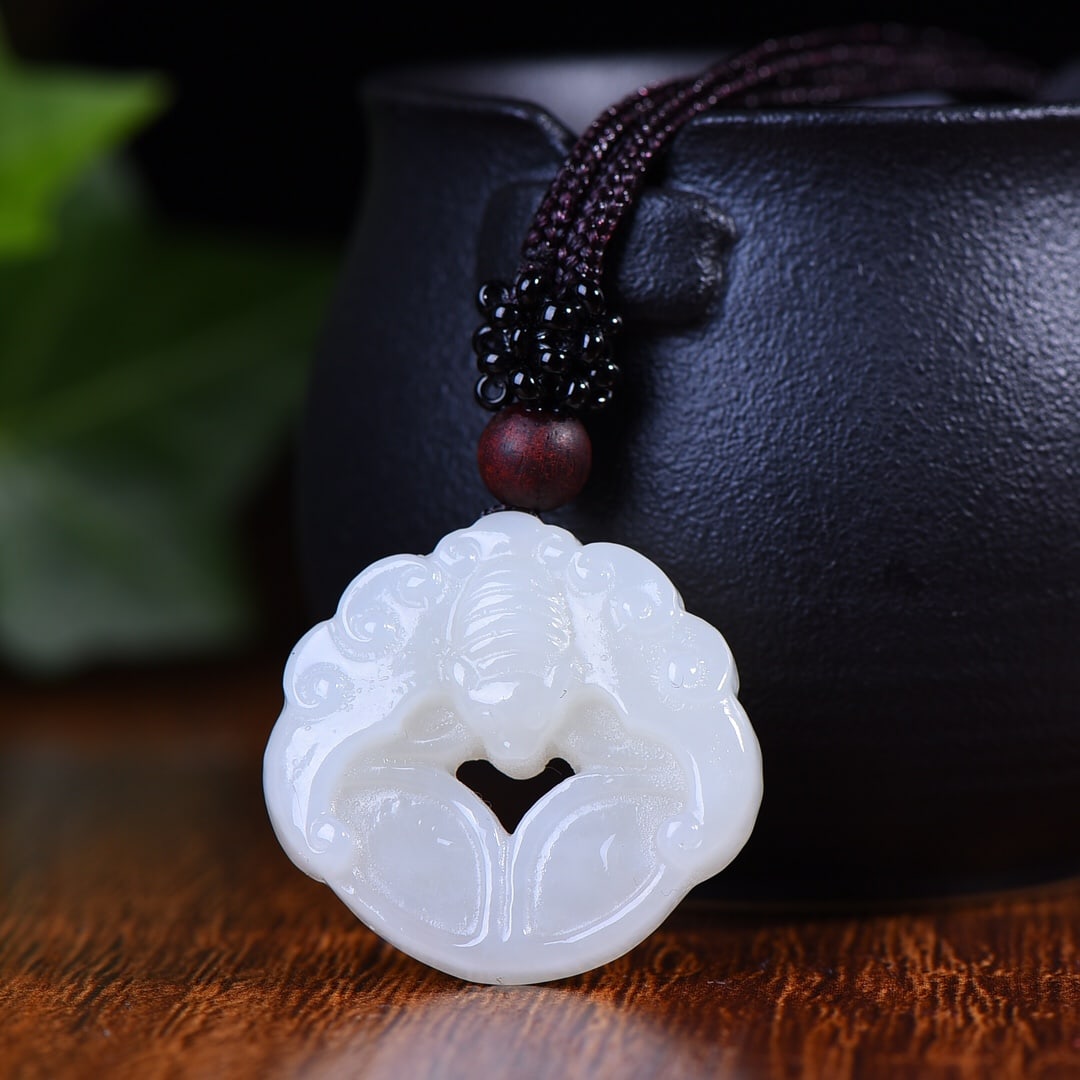 An Exquisite White Jade Bats Pattern Pendant: An Exquisite White Jade Bats Pattern Pendant,Size:28mmx30mm (寓意)玉脂白润 细腻而油滑 白玉蝙蝠纹挂
