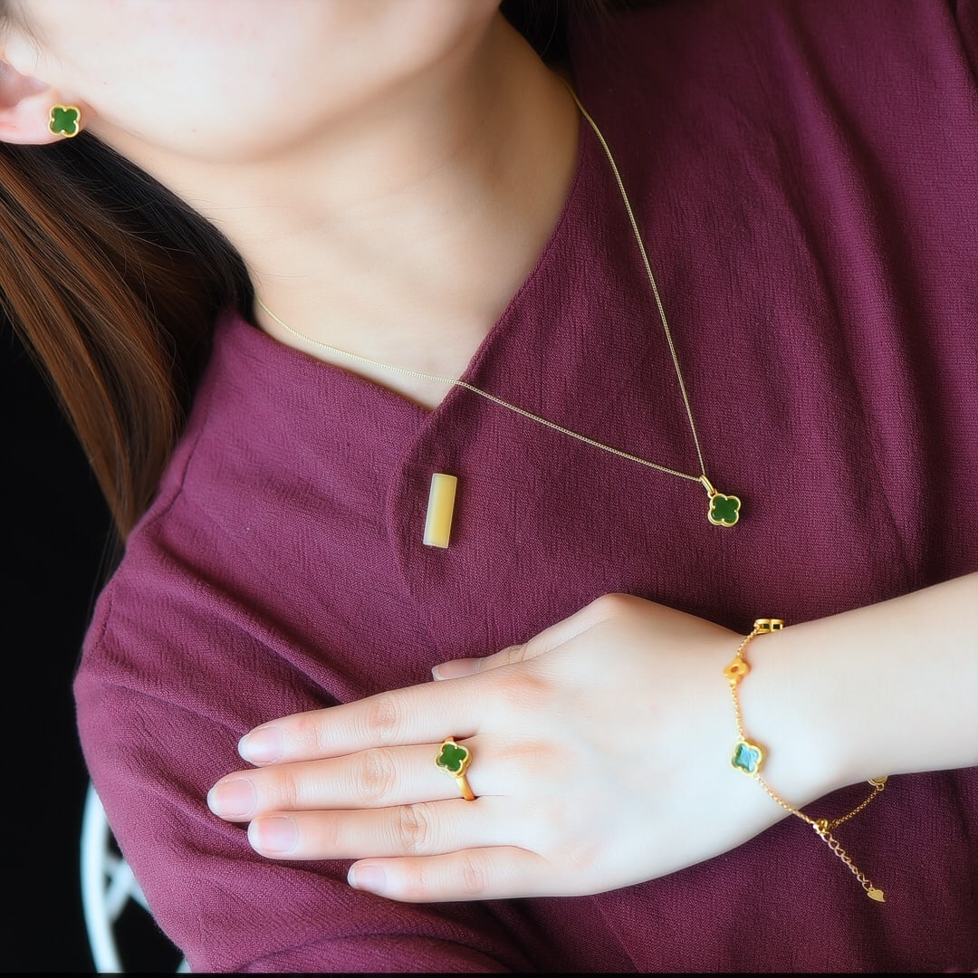 A Set of Fine Sterling Silver-Gold Plated Inlaid Jasper Jewelrys: A Set of Fine Sterling Silver-Gold Plated Inlaid Jasper Jewelrys,Size:8mmx8mm 一套纯银镀金镶碧玉首饰