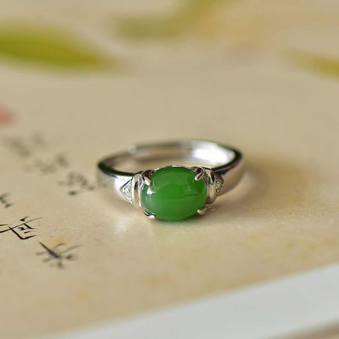 An Exquisite Sterling Silver Inlaid Jasper Ring: An Exquisite Sterling Silver Inlaid Jasper Ring,Size:7mmx9mm 纯银镶碧玉戒指