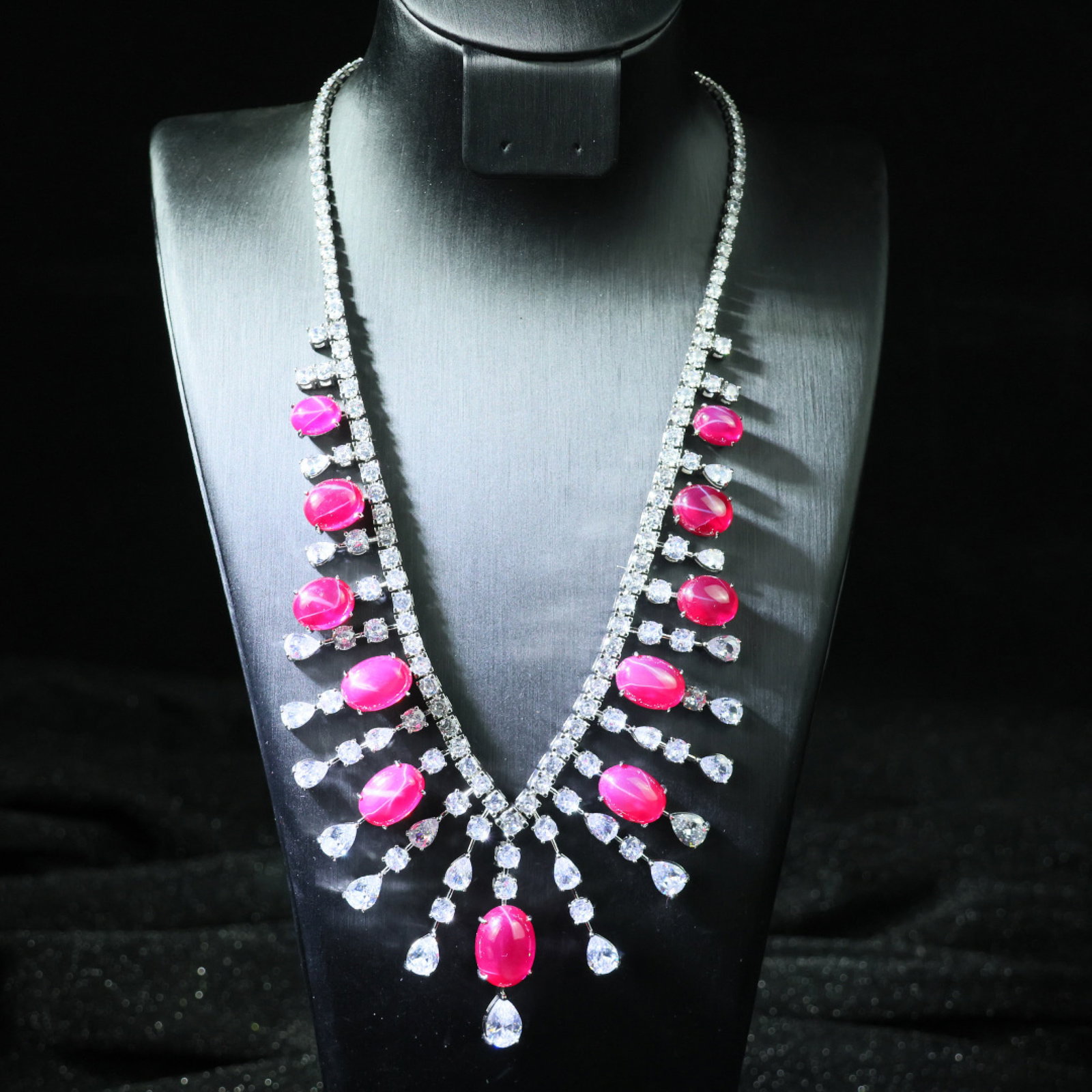 An Exquisite Necklace: An Exquisite Necklace 一个精美的项链