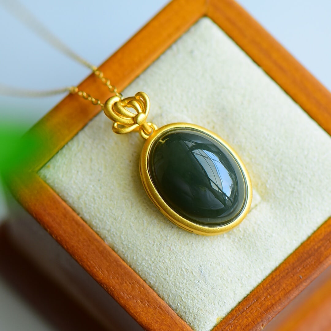 An Exquisite Sterling Silver-Gold Plated Inlaid Sapphire Pendant: An Exquisite Sterling Silver-Gold Plated Inlaid Sapphire Pendant,Size:15mmx20mm 纯银镀金镶青玉吊坠