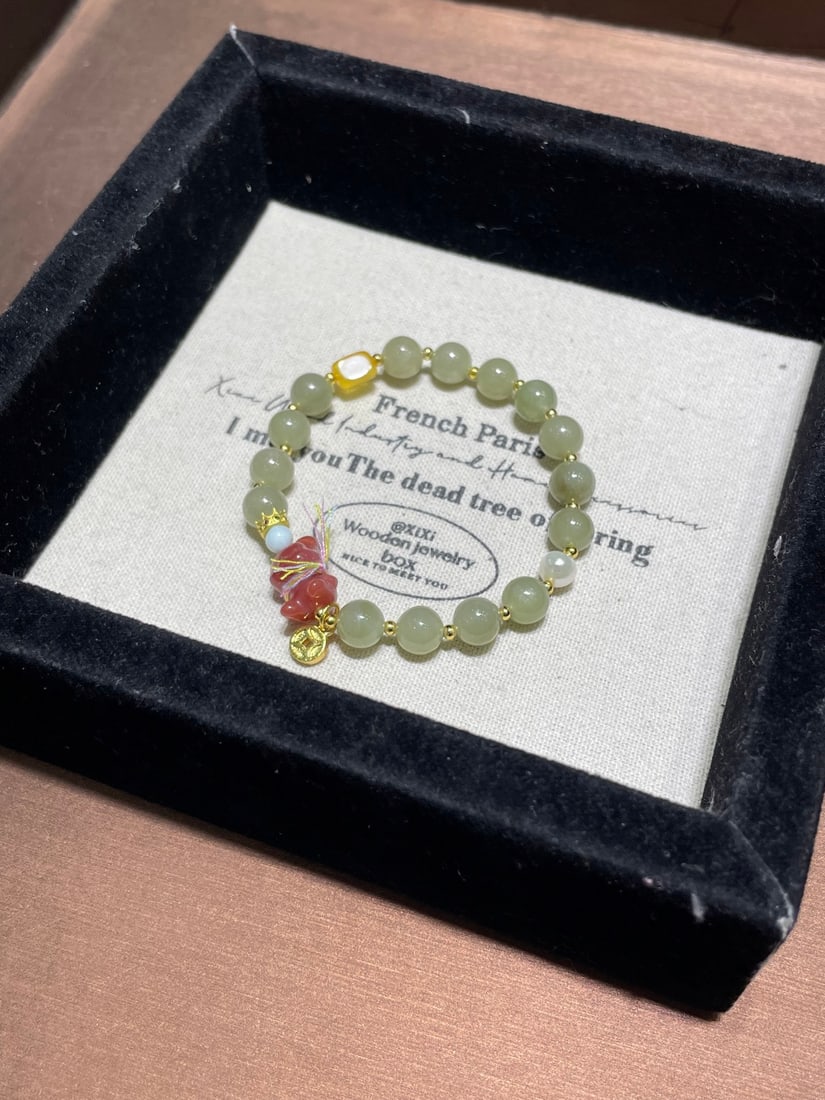 An Exquisite Greenish Jade With Agate Bracelet: An Exquisite Greenish Jade With Agate Bracelet,Size:8mm 青玉配玛瑙手串