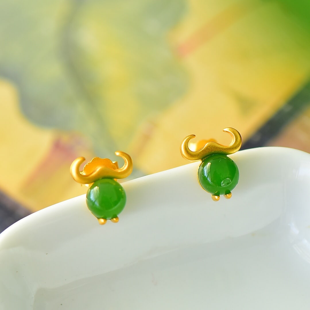 A Pair of Exquisite Sterling Silver-Gold Plated Inlaid Jasper Earrings: A Pair of Exquisite Sterling Silver-Gold Plated Inlaid Jasper Earrings,Size:8mmx9mm 一对纯银镀金镶碧玉耳钉
