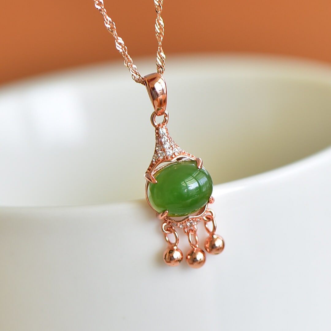 An Exquisite Sterling Silver-Gold Plated Inlaid Jasper Pendant , Inlaid Diamond: An Exquisite Sterling Silver-Gold Plated Inlaid Jasper Pendant , Inlaid Diamond , Size :8mmx10mm 纯银镀金镶碧玉吊坠,嵌钻石,ì