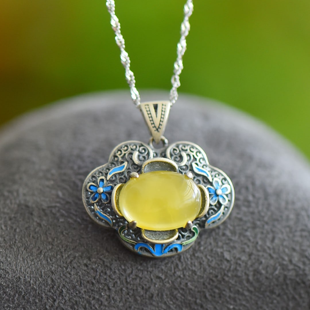 An Exquisite Sterling Silver Inlaid Amber Enamel Pendant: An Exquisite Sterling Silver Inlaid Amber Enamel Pendant,Size:10mmx14mm 纯银镶琥珀珐琅吊坠
