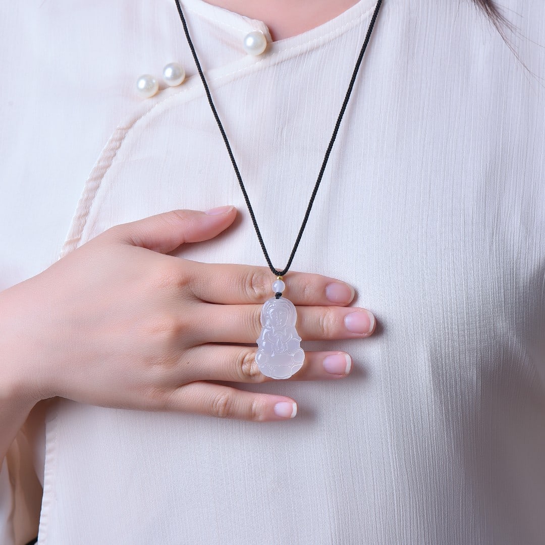 An Exquisite Jadeite Statue of Avalokitesvara Pendant: An Exquisite Jadeite Statue of Avalokitesvara Pendant,Size:23mm*38mm 翡翠观音挂件