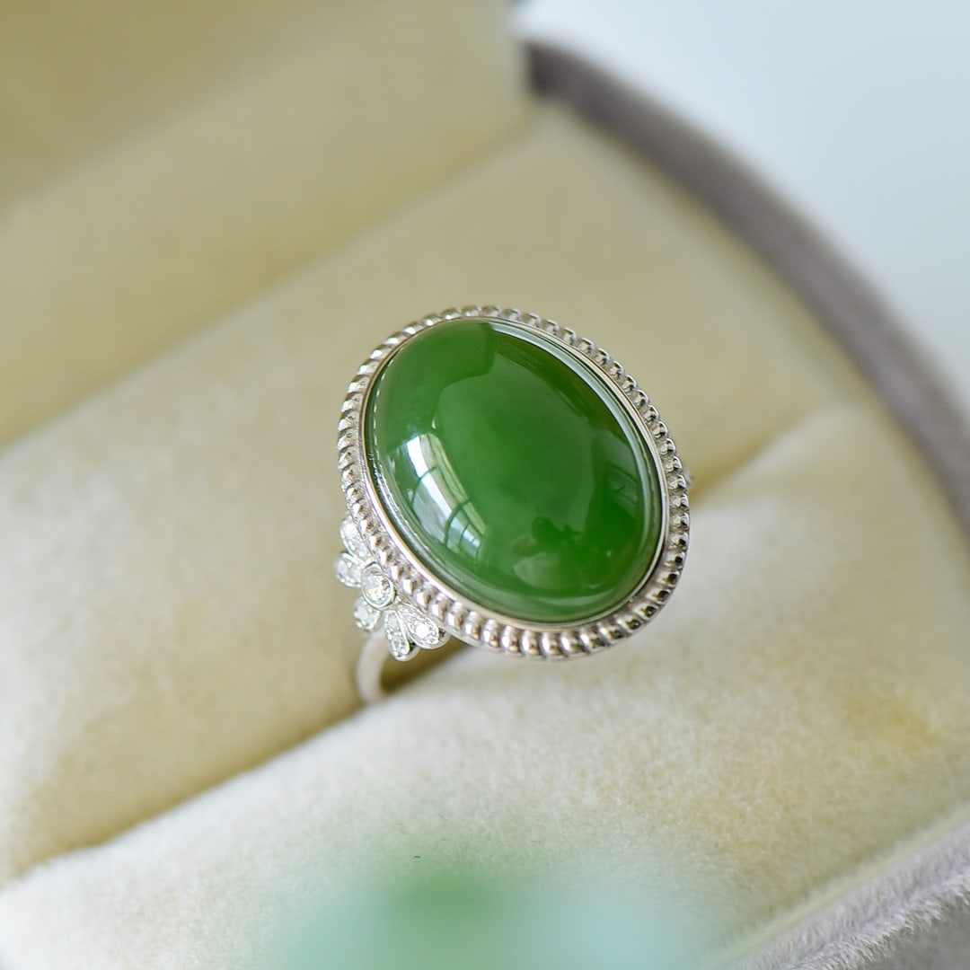 An Exquisite Sterling Silver Inlaid Jasper Ring,Inlaid Diamond: An Exquisite Sterling Silver Inlaid Jasper Ring,Inlaid Diamond,Size:17mmx21mm 纯银镶碧玉戒指,嵌钻石