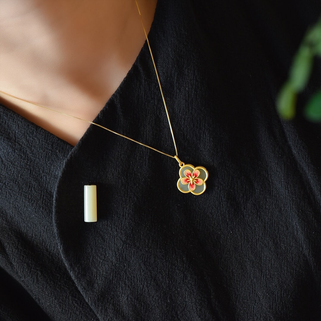 An Exquisite Sterling Silver-Gold Plated Inlaid White Jade Enamel Necklace: An Exquisite Sterling Silver-Gold Plated Inlaid White Jade Enamel Necklace,Size:10mmx18mm 纯银镀金镶白玉珐琅项链