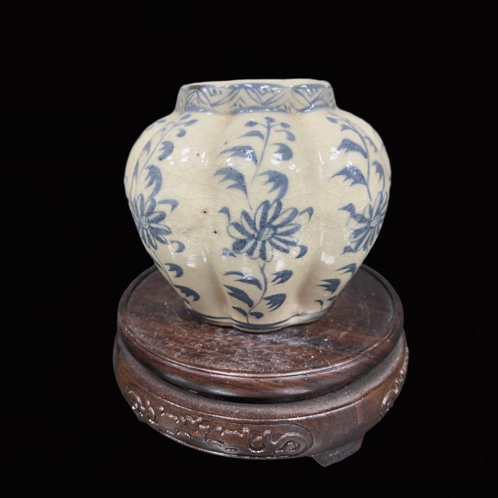 An Exquisite Blue and White Flower Pattern Jar: An Exquisite Blue and White Flower Pattern Jar,Qing Dynasty,China,Size:3.2inx2in 青花花卉纹罐,中国清代