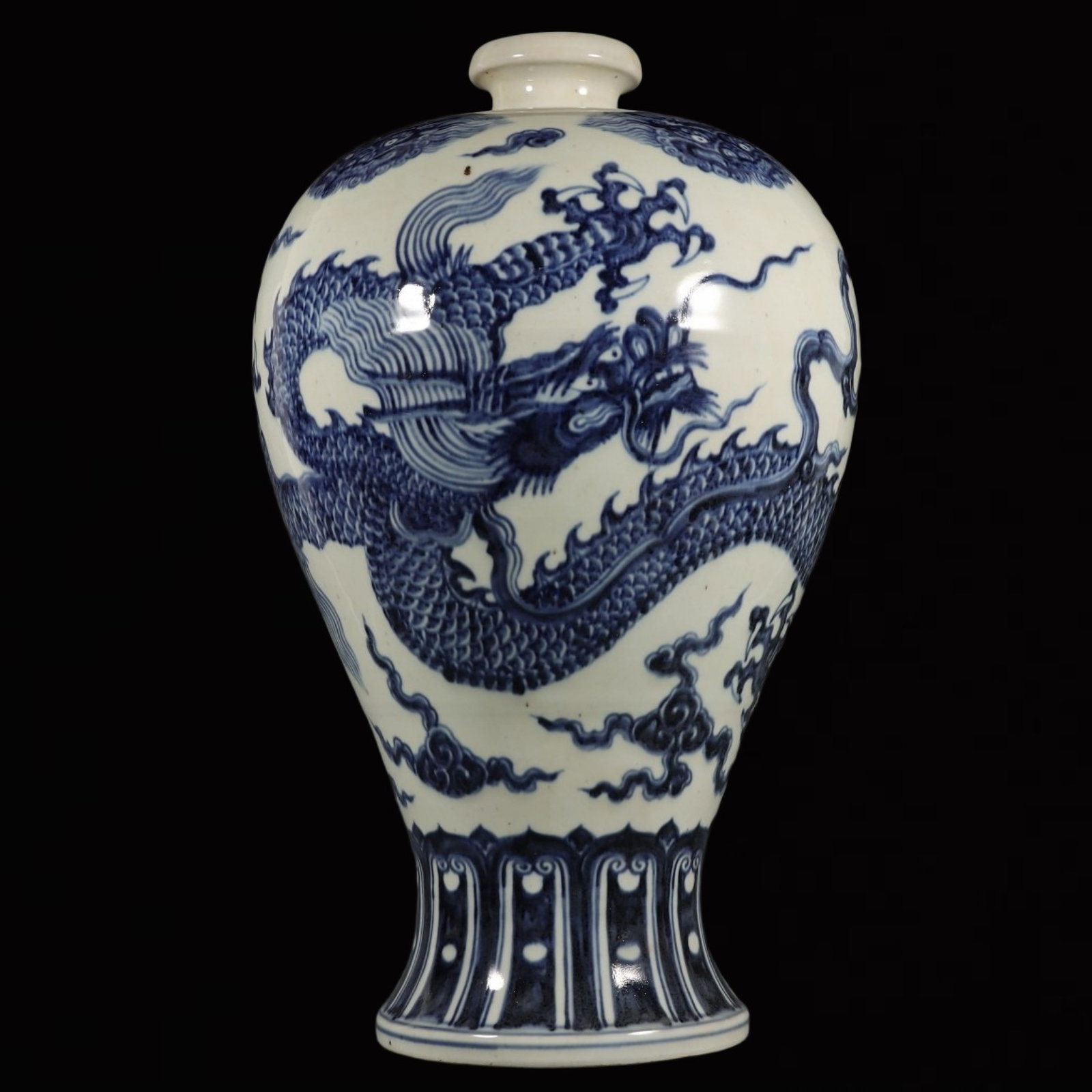 A Huge Blue and White Auspicious Cloud and Dragon Pattern Vase: A Huge Blue and White Auspicious Cloud and Dragon Pattern Vase,Ming Dynasty,China,Xuande Four-character Mark,Size:20.9inx13in 青花祥云龙纹瓶,中国&