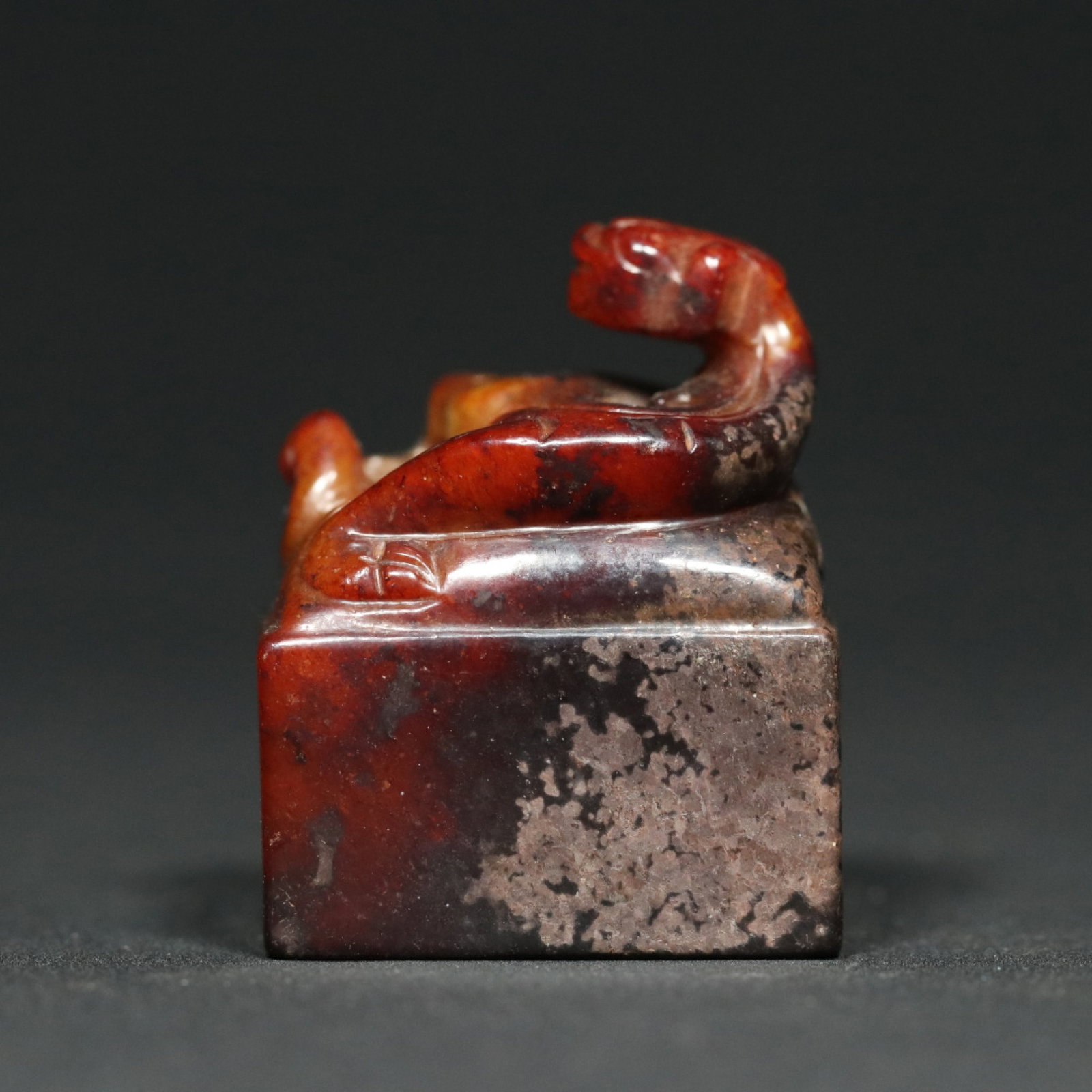 An Exquisite Archaic Jade Dragon Seal: An Exquisite Archaic Jade Dragon Seal,Han Dynasty,China,Size:1.5inx1.3inx1.3in,Weight:76.6g 高古玉龙印章,中国汉代