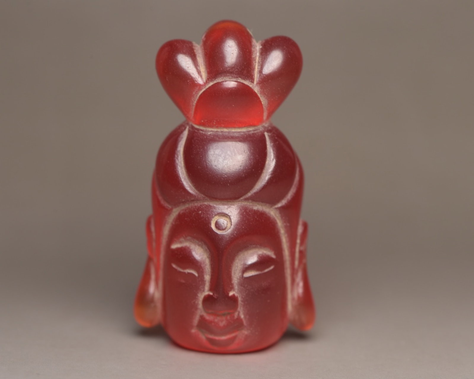 An Exquisite Agate Statue of Avalokitesvara Head: An Exquisite Agate Statue of Avalokitesvara Head,Qing Dynasty,China,Size:2inx1.1inx0.9in,Weight:93g 玛瑙观音头像,中国清代
