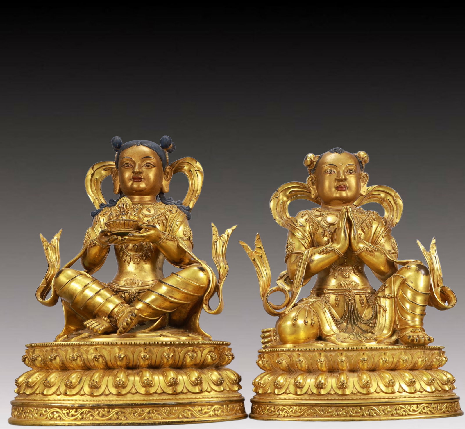 A Pair of Solemn Gilt Bronze Statue of Figures: A Pair of Solemn Gilt Bronze Statue of Figures,Ming Dynasty, China,Size:11.8inx9.1inx16.1in Weight:21250g 一对铜鎏金人物像,中国明É