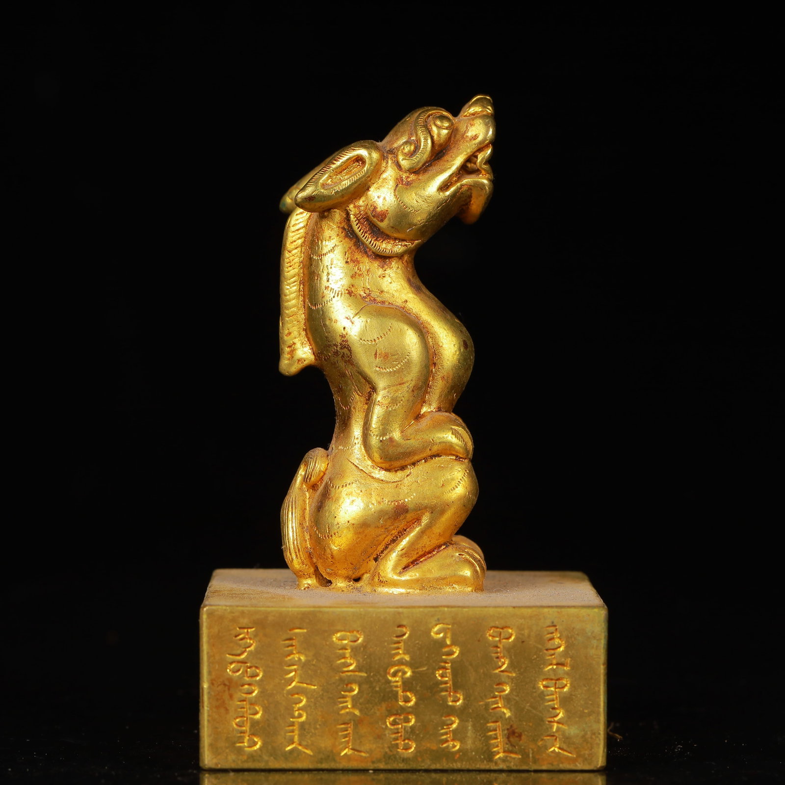 An Exquisite Gilt Bronze Auspicious Beast Seal,with Poem: An Exquisite Gilt Bronze Auspicious Beast Seal,with Poem,Qing Dynasty,China,Size:2.2inx3.5in,Weight:625g 铜鎏金瑞兽印章,带诗文,中Þ