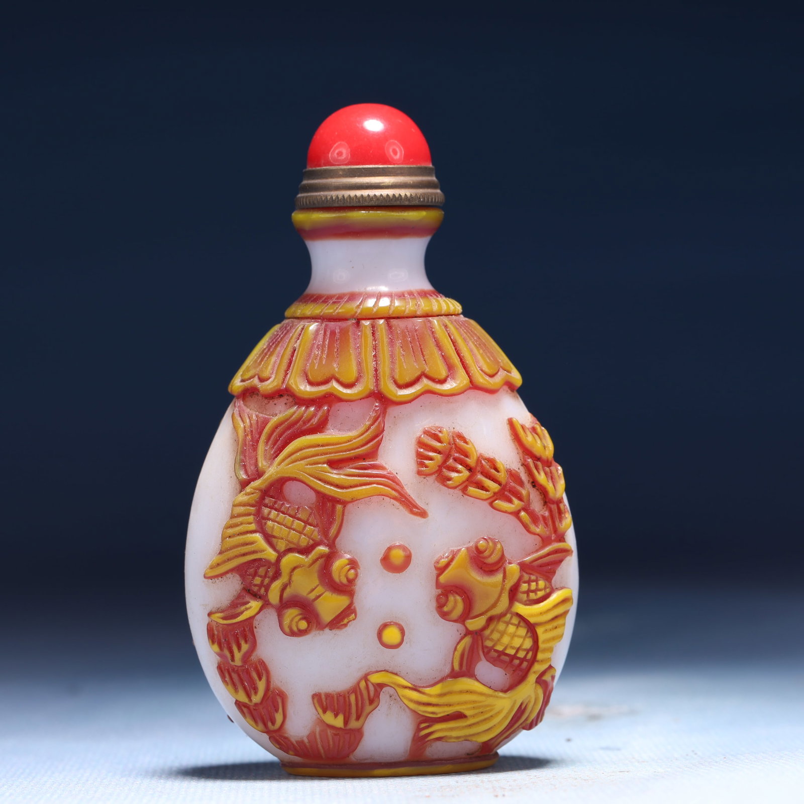 An Exquisite Glass Fish Pattern Snuff Bottle (1 of 7)